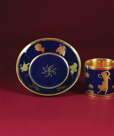 Tazza con piatto in porcellana blu e dorata. Corpo cilindrico dipinto a...