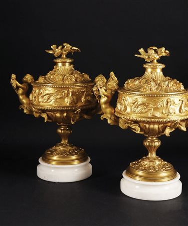 Coppia di coppe con coperchio in bronzo dorato e finemente cesellato a...