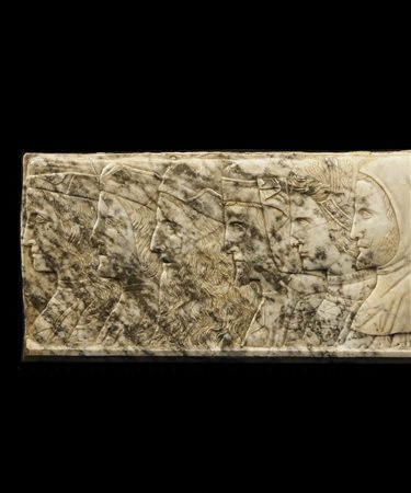 Bassorilievo di forma rettangolare in marmo bianco scolpito a raffigurare sei...