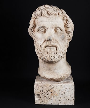 Scultura in marmo bianco raffigurante la testa di Antonino Pio; base in...