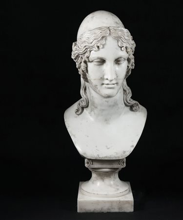 Scultura in marmo bianco raffigurante la testa di Elena; poggiante su piede...