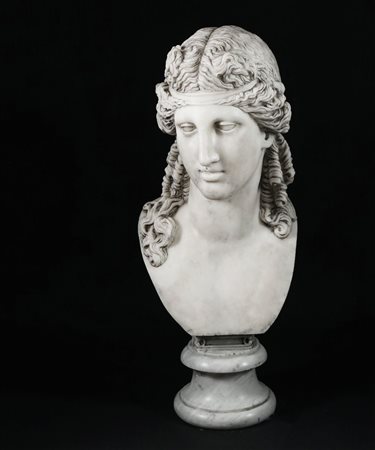 Scultura in marmo bianco raffigurante la testa di Antinoo; piede tornito...