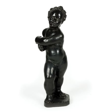 Scultura in marmo patinato raffigurante un putto. Sotto la base reca...