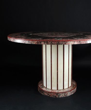 Tavolo con piano circolare in peperino placcato in marmo africano bordato di...