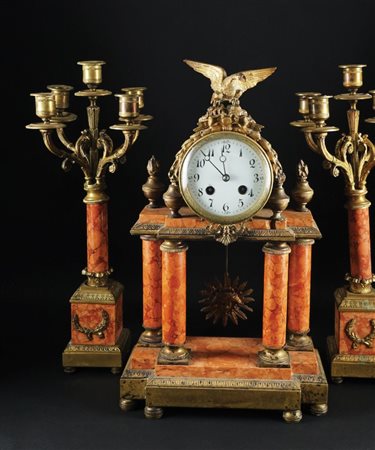 Trittico composto da una pendola e una coppia di candelabri a cinque luci...