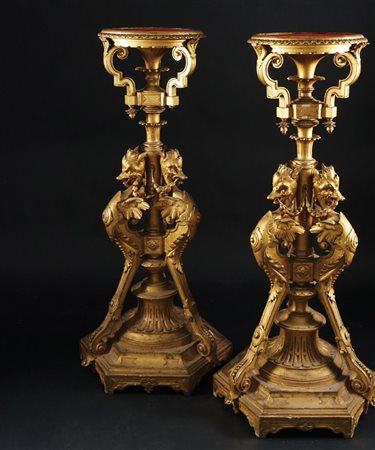 Coppia di basi in legno dorato e scolpito a cariatidi di drago alato che...