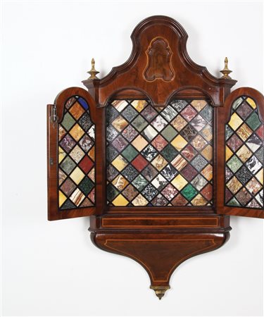 Coppia di eleganti teche cuspidate in noce di forma architettonica filettate...