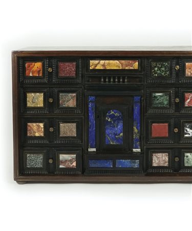 Stipo di forma parallelepipeda lastronato in noce. Prospetto in legno...