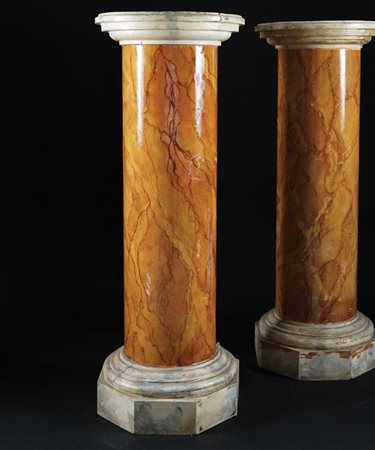 Coppia di basi a colonna in legno laccato e dipinto a finto marmo; piede...