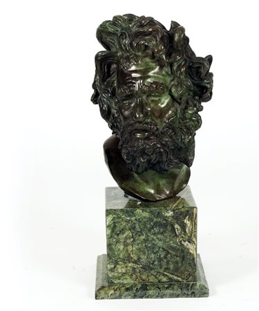Scultura in bronzo patinato raffigurante la testa di uno dei centauri...