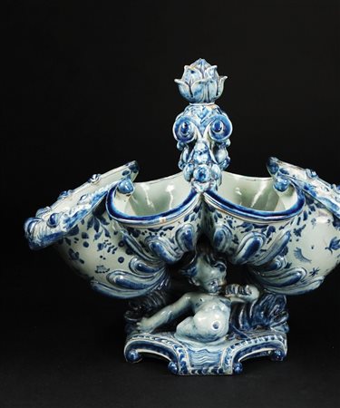 Centrotavola in maiolica blu e celeste con recipiente modellato a valva di...