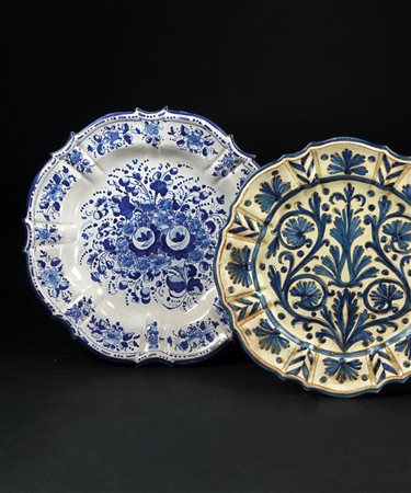 Due piatti in maiolica bianca e blu dipinti a raffigurare motivi fogliati e...