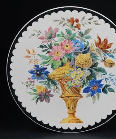 Piatto in ceramica bianca dipinto a raffigurare un vaso di fiori. Firmato a...