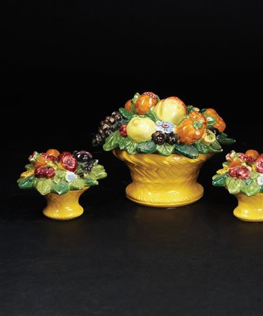 Tre contenitori in maiolica policroma ciascuno modellato a raffigurare un...