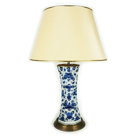 Vaso in ceramica bianca e blu dipinta a fiori; montato a lume. Delft,...