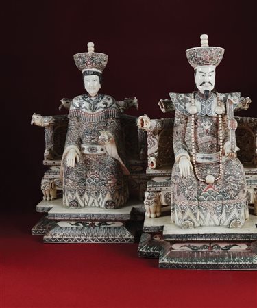 Coppia di sculture in avorio in parte policromo, raffiguranti due dignitari...