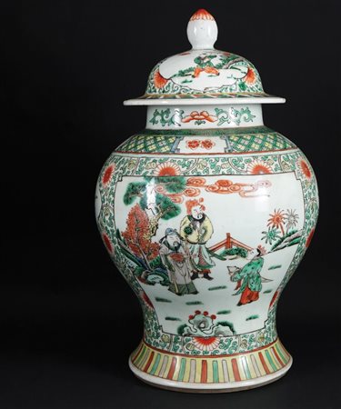 Potiche con coperchio in porcellana bianca e policroma. Corpo globulare...