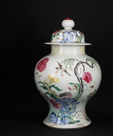 Potiche con coperchio in porcellana bianca e policroma. Corpo globulare...