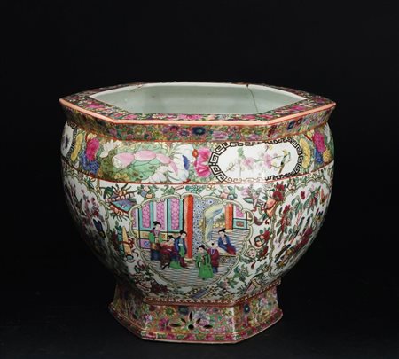 Cachepot in porcellana bianca dipinta a riserve con motivi floreali e figure...