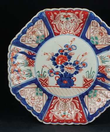 Piatto in porcellana Imari di forma ottagonale dipinto in blu, verde e rosso...