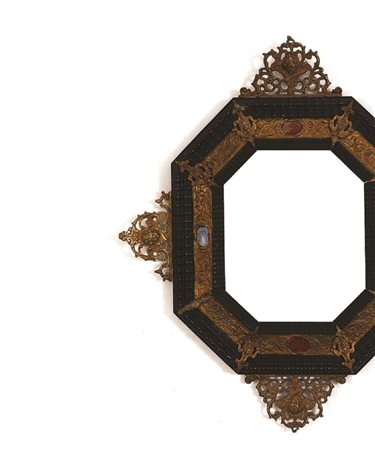 Cornice di forma ottagonale in legno ad ebano decorata da applicazioni in...