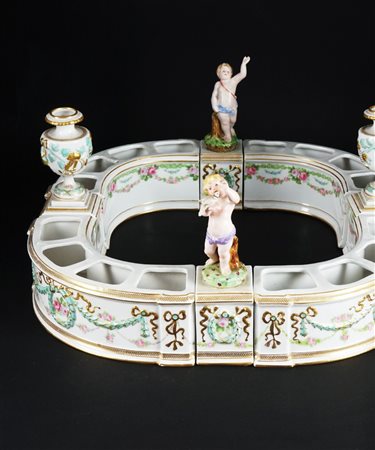 Surtout de table in porcellana bianca e policroma, formato da quattro...