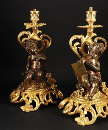 Coppia di candelieri in bronzo dorato e patinato cesellati a raffigurare un...