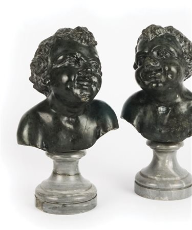 Coppia di sculture in marmo verde di Prato ciascuna raffigurante un busto di...