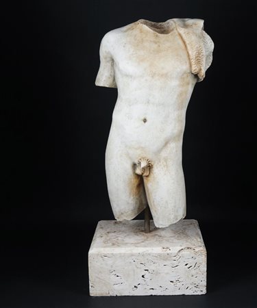 Scultura in marmo bianco raffigurante un torso virile acefalo; base...