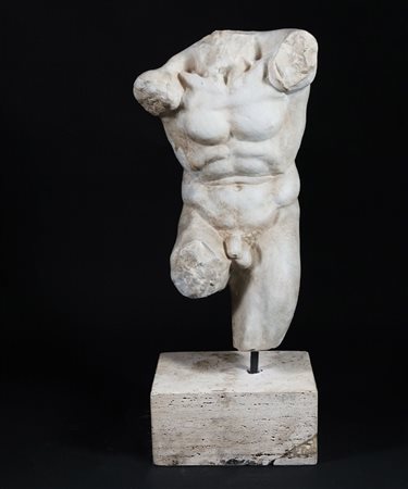 Scultura in marmo bianco raffigurante un torso virile acefalo; base...