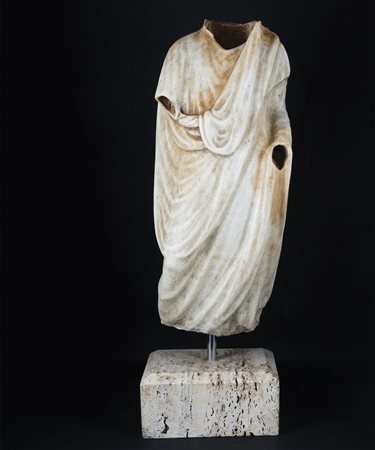 Scultura in marmo bianco raffigurante una figura di togato acefalo; base...