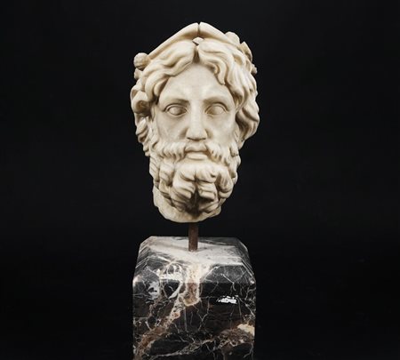 Scultura in marmo bianco raffigurante una testa virile barbuta; base in...