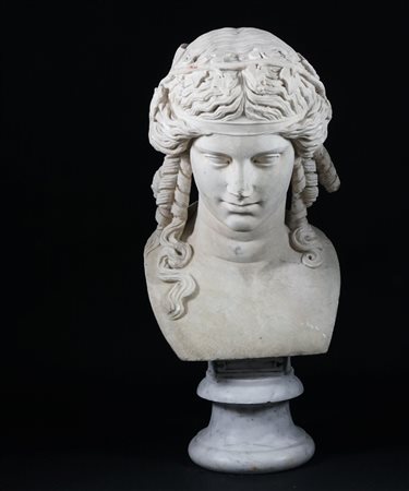 Scultura in marmo bianco raffigurante la testa di Arpocrate; base tornita...