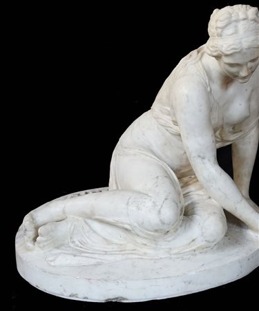 Scultura in marmo bianco raffigurante una naiade seduta con una ciotola...