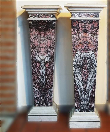 Coppia di erme da muro in breccia di Skiros e marmo bianco a sezione...