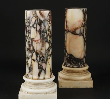 Coppia di colonnine a fusto liscio in breccia di Skiros; plinto in marmo...