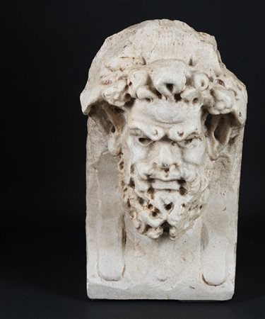 Erma in marmo bianco raffigurante la testa di un satiro. XVII secolo, h. cm. 30