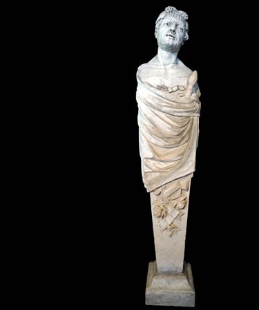 Erma da muro in marmo bianco raffigurante un satiro cinto di un ampio...