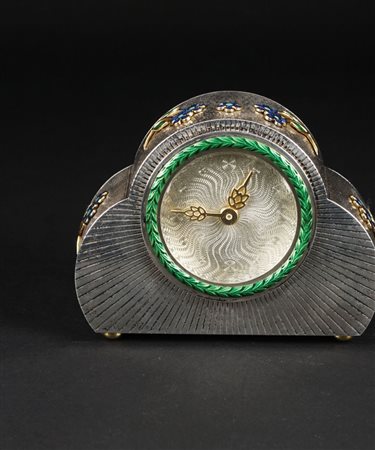 Sveglia da tavolo con cassa guilloché trilobata in argento sterling decorata...