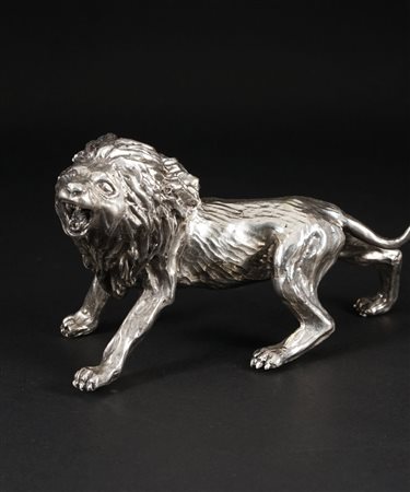Scultura in argento raffigurante un leone, l. cm. 15, peso gr. 421