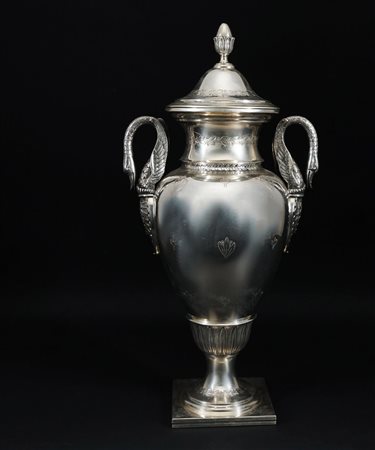 Vaso biansato con coperchio in argento. Corpo ovoidale a leggere incisioni...