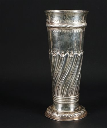 Vaso in argento sterling in parte sbalzato a baccellature elicoidali; piede...
