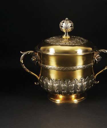 Coppa biansata con coperchio in argento sterling dorato. Corpo cilindrico...