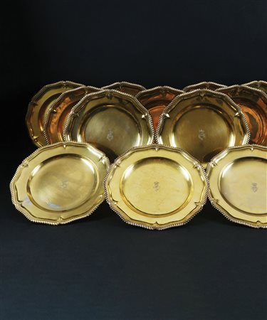 Dodici piatti in argento dorato con profilo del bordo cesellato a cordellina....