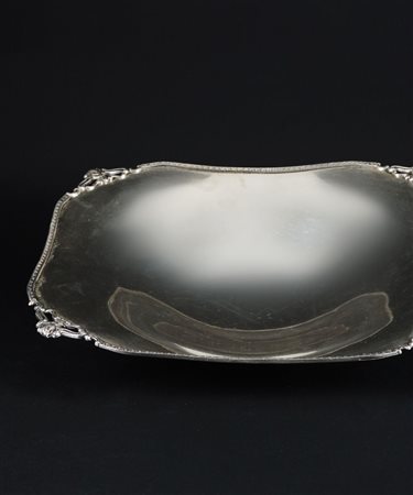 Centrotavola in argento a superficie liscia di forma rettangolare con angoli...
