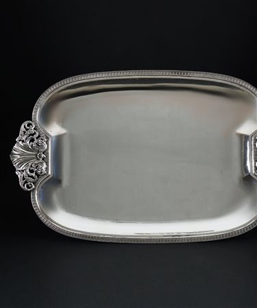 Vassoio in argento di forma ovale con profilo del bordo cesellato a palmette;...