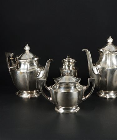 Servizio da tè e caffè in argento a superficie liscia composto da una teiera,...