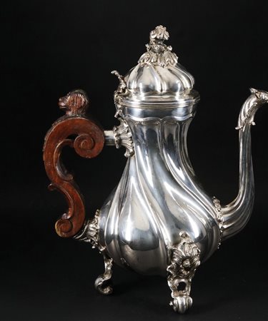 Caffettiera in argento sbalzato a costolature elicoidali. Corpo piriforme con...