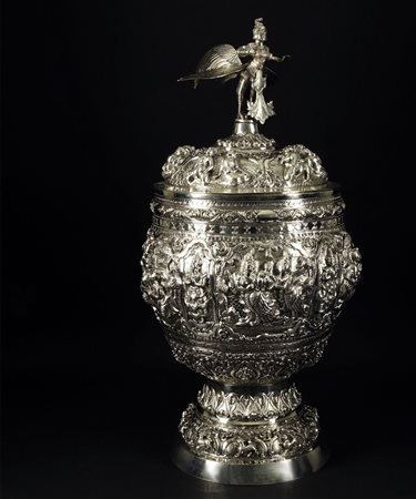 Grande coppa con coperchio in argento con corpo globulare interamente...