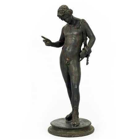 Scultura in bronzo patinato raffigurante Narciso, h. cm. 64; dall'originale...